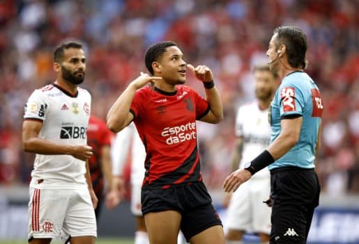 Następca Roberta Lewandowskiego blisko? Agent zawodnika jest w Barcelonie