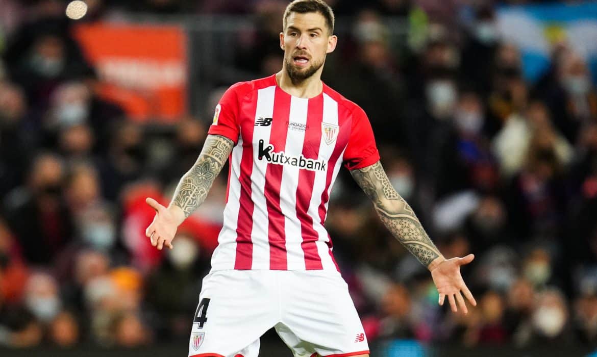 FC Barcelona ma nowego obrońcę. Piłkarz już pozuje na tle herbu Dumy Katalonii