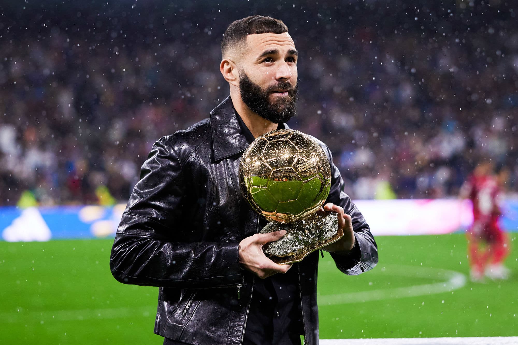 Ile waży Złota Piłka? Ile kosztuje? Z czego jest wykonana?