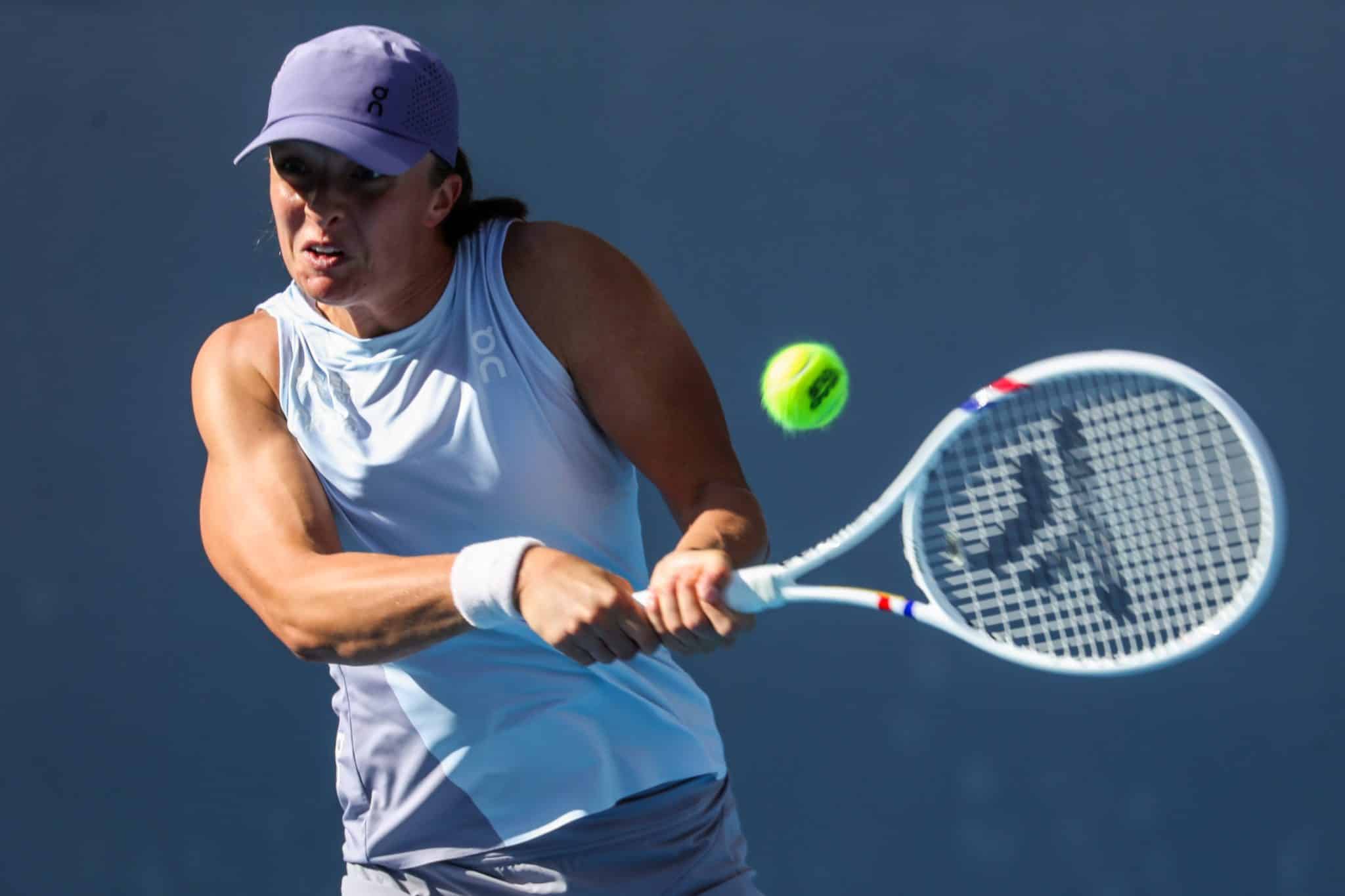 Iga Świątek uderza bekhend podczas meczu na China Open 2025