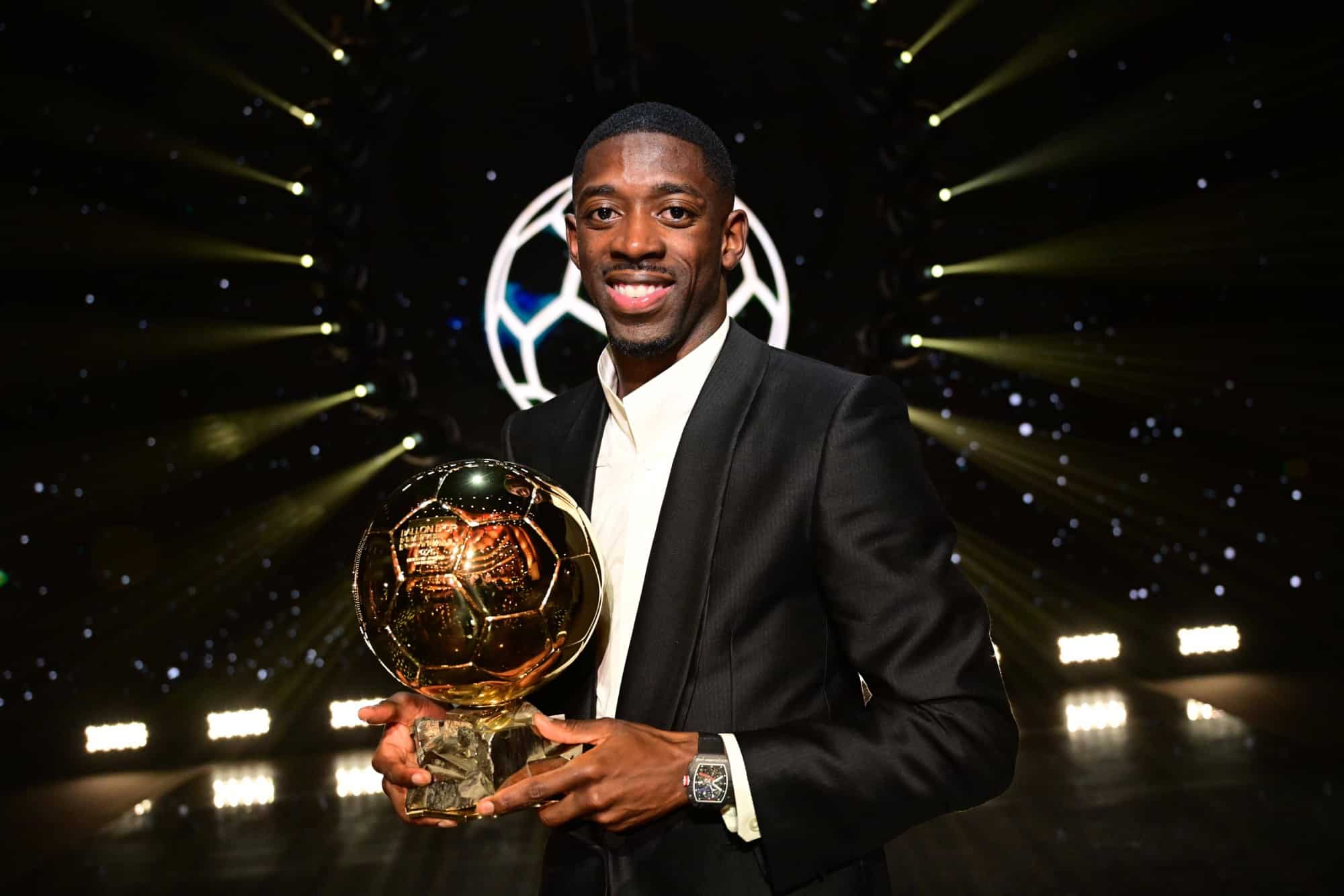 Ousmane Demb&eacute;l&eacute; pozuje ze Złotą Piłką 2025 podczas gali w Paryżu