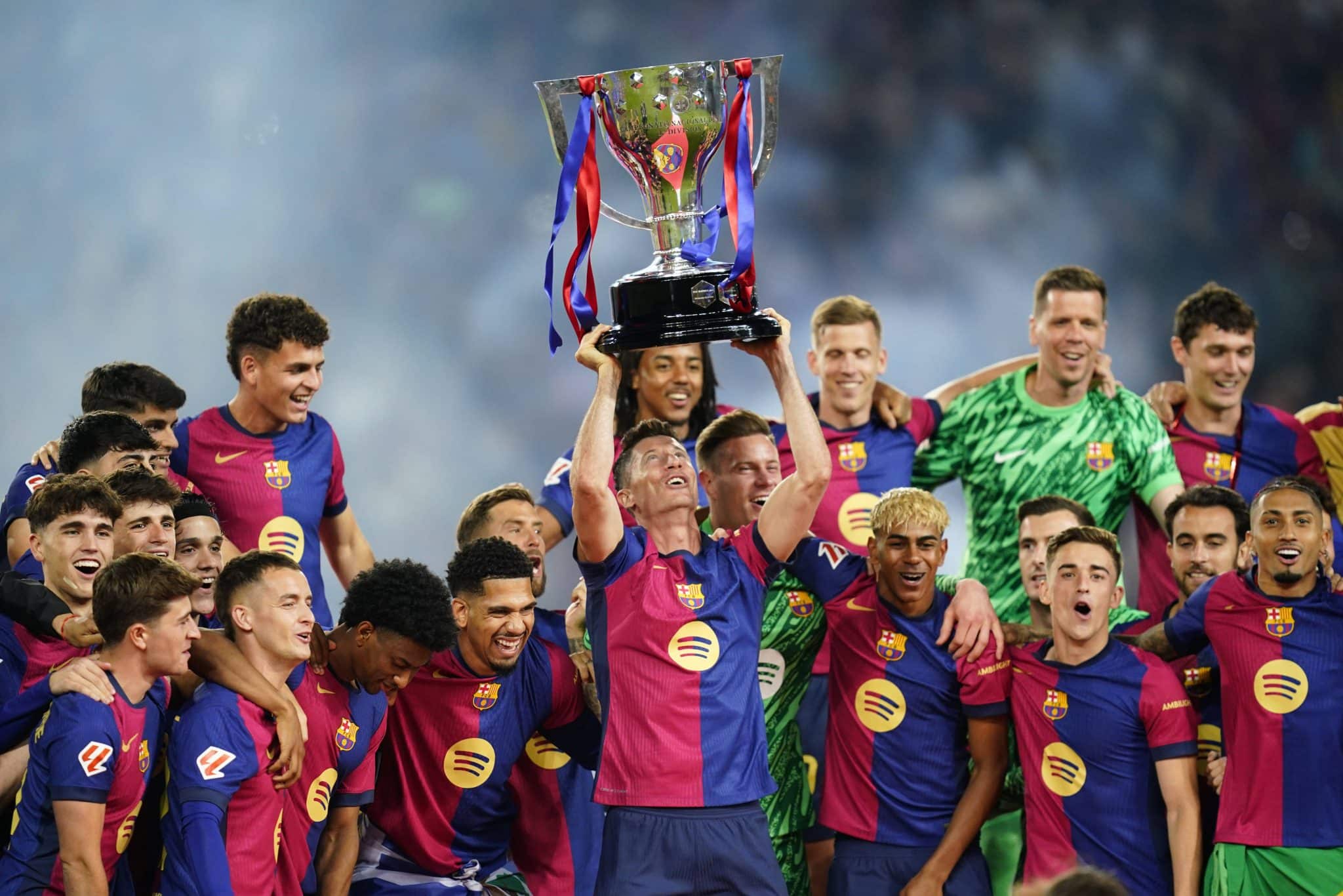 Robert Lewandowski trzyma w g&oacute;rze trofeum La Liga, świętując mistrzostwo Hiszpanii 2024/25 z Barceloną