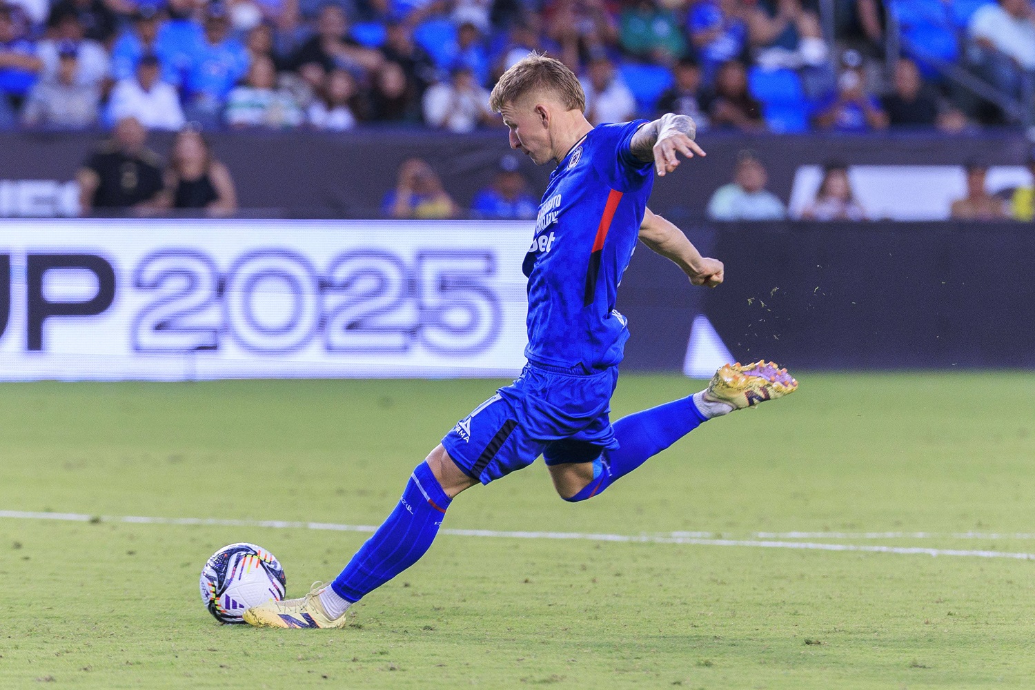 Bogusz na wylocie z klubu? Polak olewa treningi!