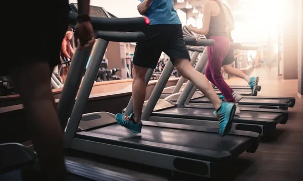 Bieżnia magnetyczna – jak wykonać rozgrzewkę przed treningiem?