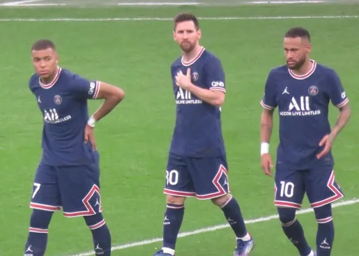 gdzie oglądać piłkę nożną