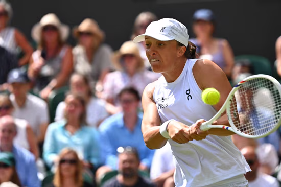Polski czwartek na Wimbledonie. O kt&oacute;rej zagrają Iga Świątek i Kamil Majchrzak?