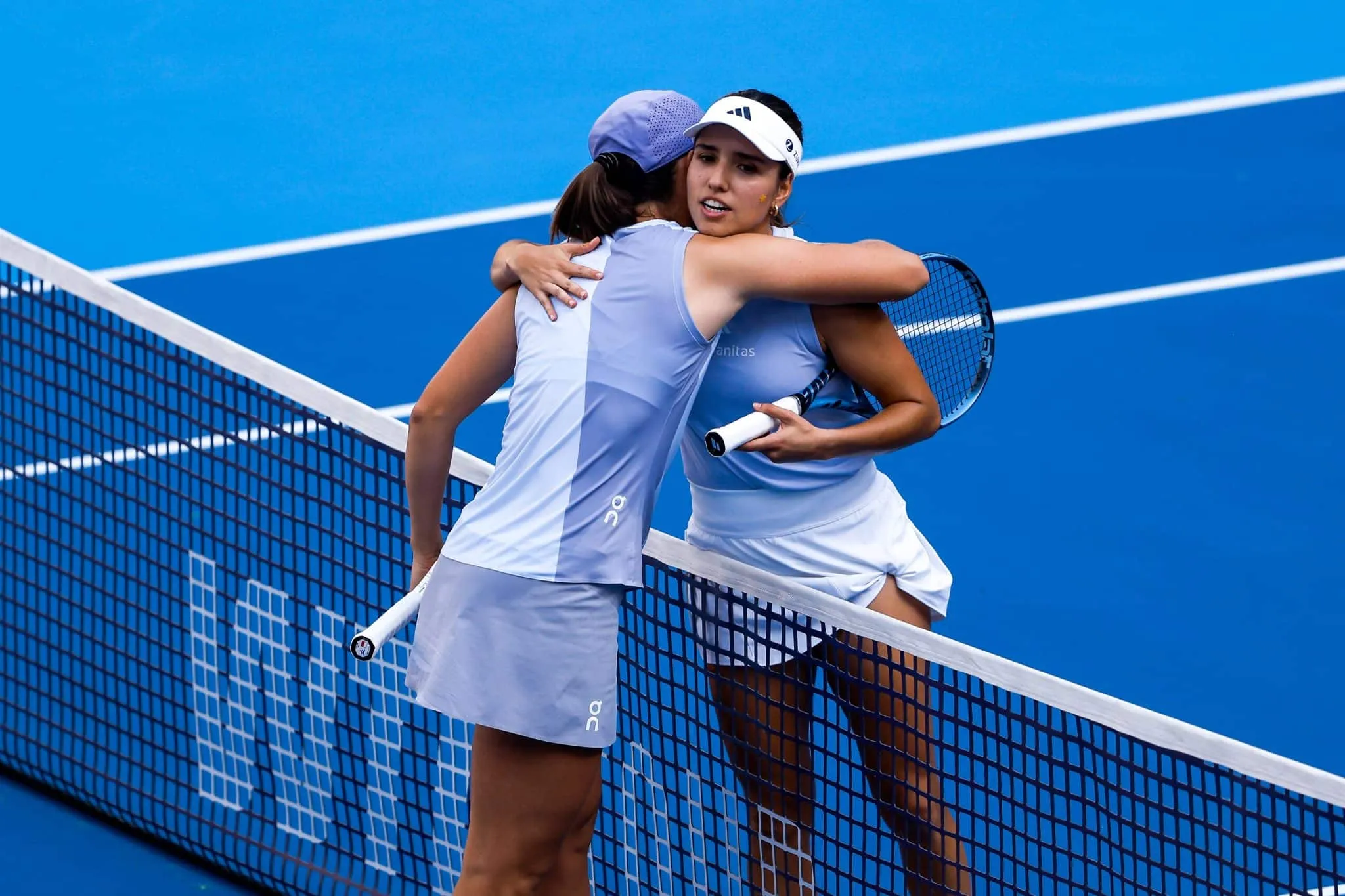 Iga Świątek obejmuje Camilę Osorio po zakończonym meczu na China Open 2025