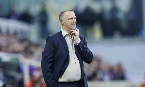 Lech Poznań poszukuje trenera. Van der Brom na wylocie!