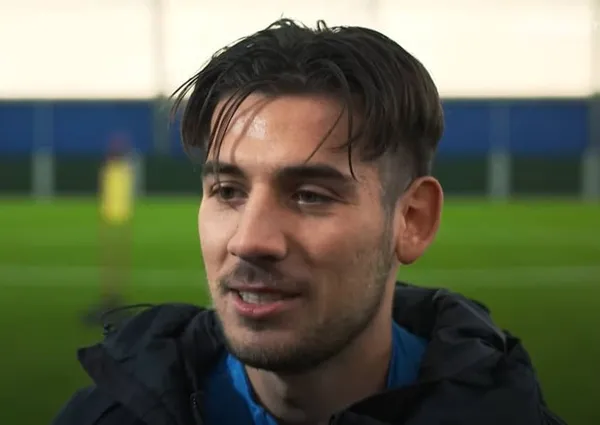 Jakub Moder uderzył nie do obrony. De Gea uratowany przez poprzeczkę!