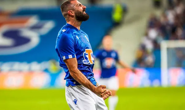 Mikael Ishak nadal bez pozwolenia na grę. Kiedy napastnik pomoże Lechowi Poznań?