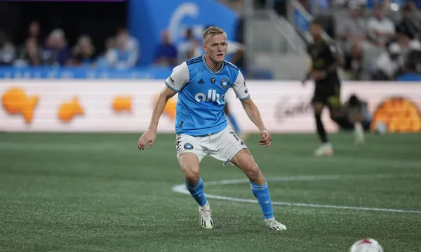 Karol Świderski strzelił dziewiątą bramkę w lidze. Świetne wykończenie Polaka [WIDEO]