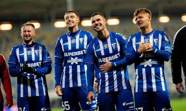 Typy dnia – Ekstraklasa (niedziela, 2 listopada 2025): analiza, mecze i kursy bukmacherskie