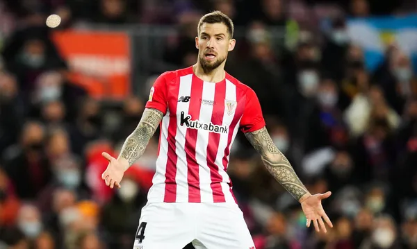 FC Barcelona ma nowego obrońcę. Piłkarz już pozuje na tle herbu Dumy Katalonii