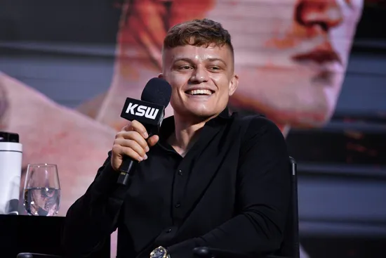 Kaczmarczyk obronił pas KSW! Mistrz nie dał szans Brichcie