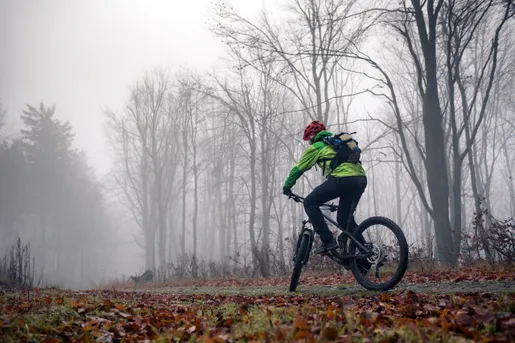 Rodzaje oświetlenia rowerowego – co wybrać na zimę?