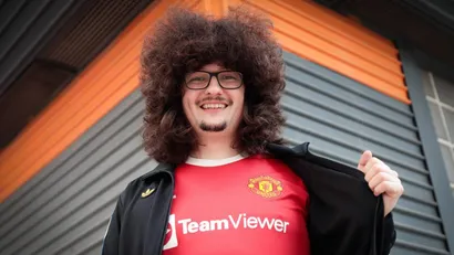 Kim jest Frank Ilett? Dlaczego kibic Man Utd nie strzyże włos&oacute;w?