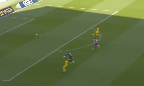 Robert Lewandowski nie trafia w idealnej sytuacji. Co za pudło!