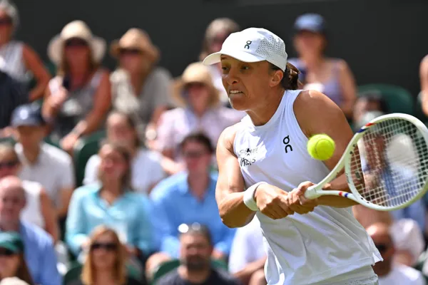 Polski czwartek na Wimbledonie. O kt&oacute;rej zagrają Iga Świątek i Kamil Majchrzak?