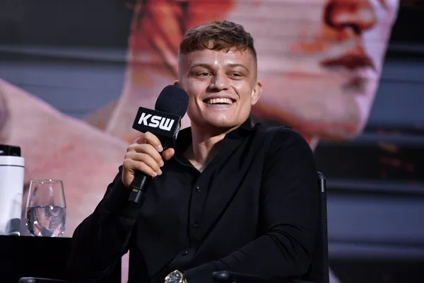Kaczmarczyk obronił pas KSW! Mistrz nie dał szans Brichcie