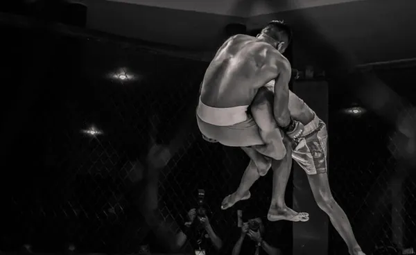 Zakłady bukmacherskie MMA | Jak obstawiać i gdzie?