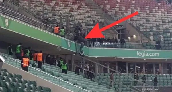 Chwile grozy po meczu Legia – Widzew. Kibic spadł z trybuny