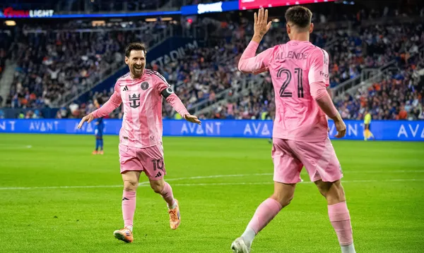 Messi i Ronaldo wciąż zachwycają! Niesamowite wyczyny!