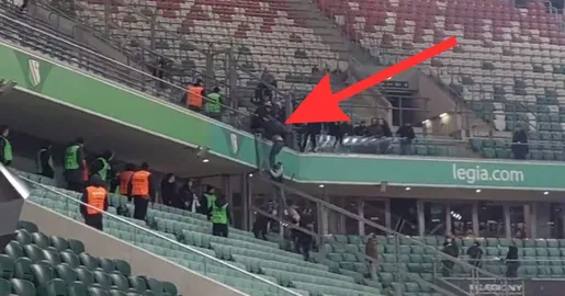 Chwile grozy po meczu Legia – Widzew. Kibic spadł z trybuny