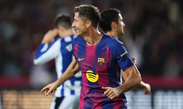 Robert Lewandowski zr&oacute;wnał się z legendą Barcelony. Awans na 15. miejsce w klasyfikacji wszech czas&oacute;w