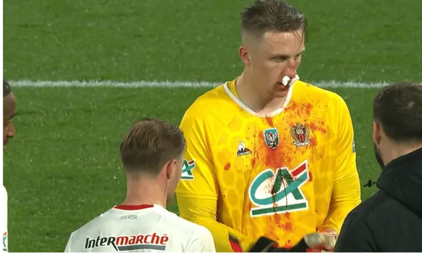 Marcin Bułka znokautowany. Najpierw fatalny błąd, a potem uraz