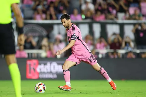 Leo Messi zn&oacute;w dał popis. Dwa gole i asysta mistrza świata [WIDEO]