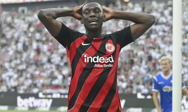 Randal Kolo Muani został piłkarzem PSG. Historyczny transfer stał się faktem [OFICJALNIE]